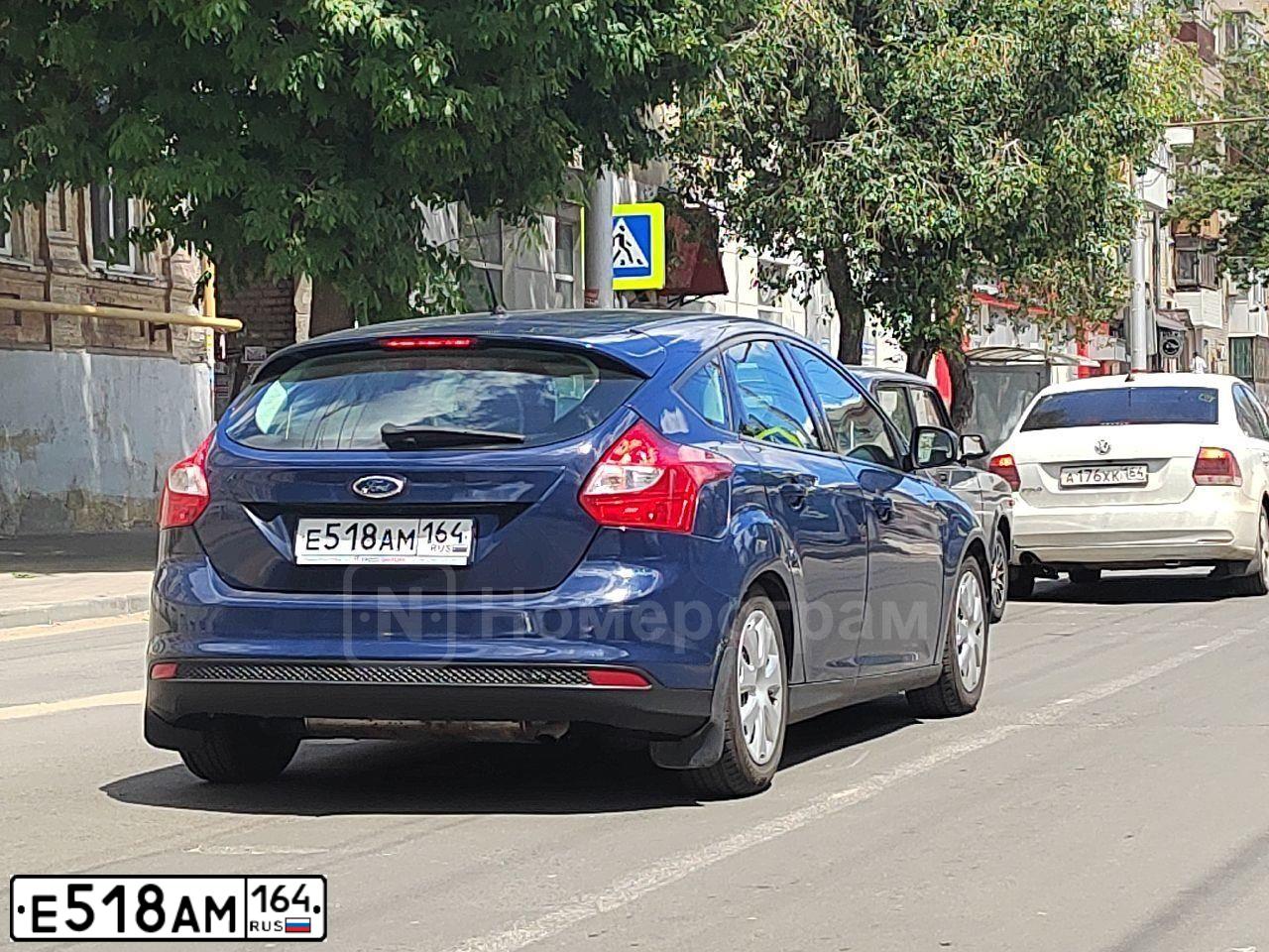 Фото автомобиля FORD FOCUS, 2013 — госномер Е518АМ164. Цвет: ТЕМНО СИНИЙ