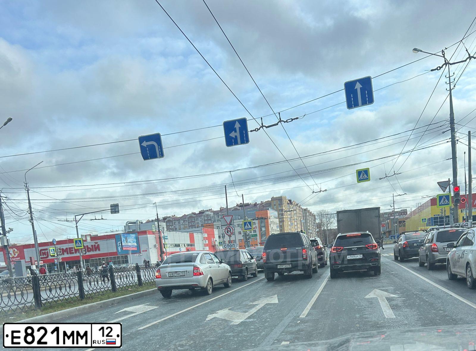 Фото автомобиля LADA 2172 PRIORA, 2008 — госномер Е821ММ12. Цвет: СВЕТЛО-СЕРЕБРИСТЫЙ МЕТАЛЛ