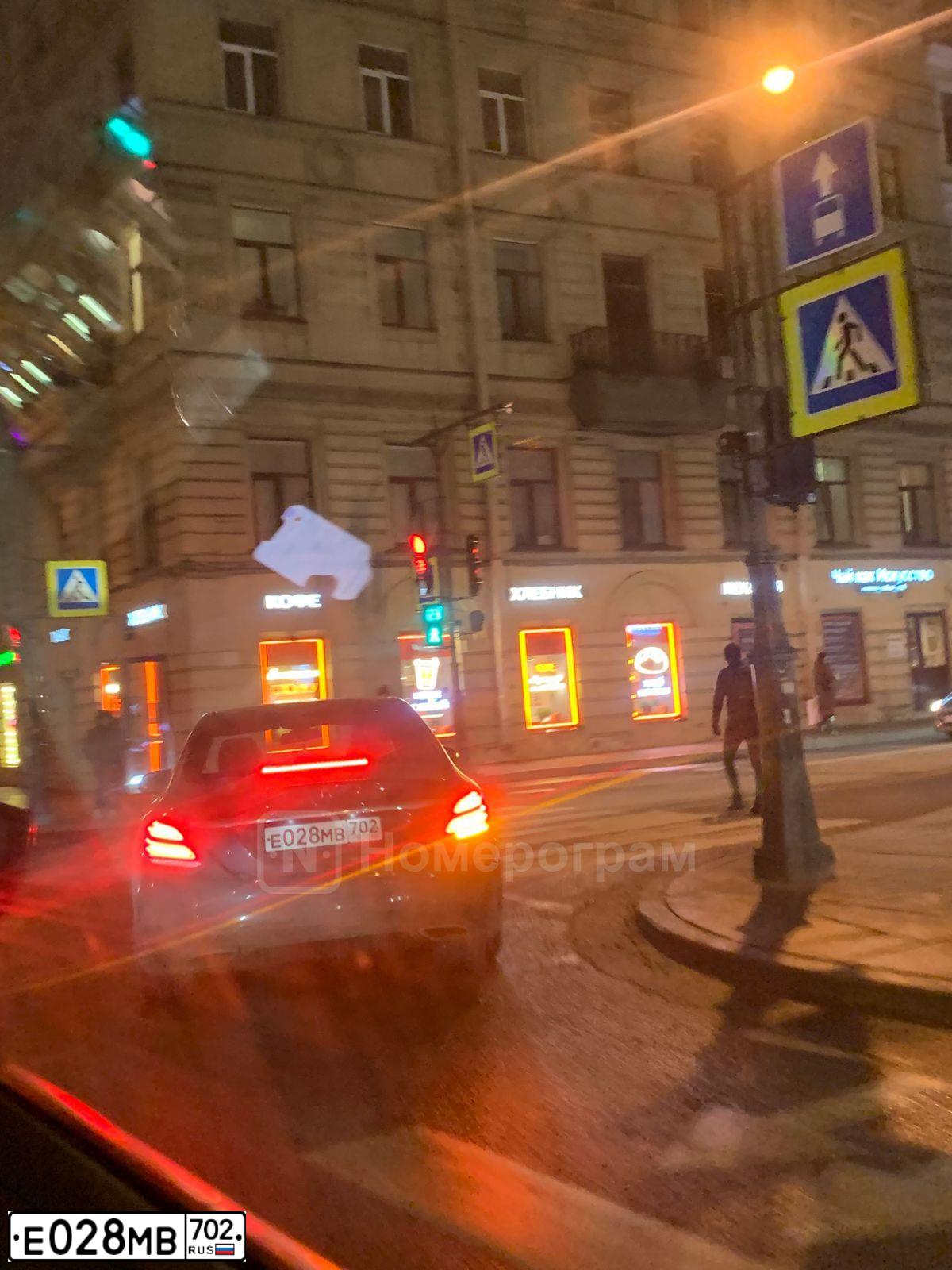 Фото автомобиля MERCEDES C-KLASSE, 2015 — госномер Е028МВ702. Цвет: ЧЕРНЫЙ