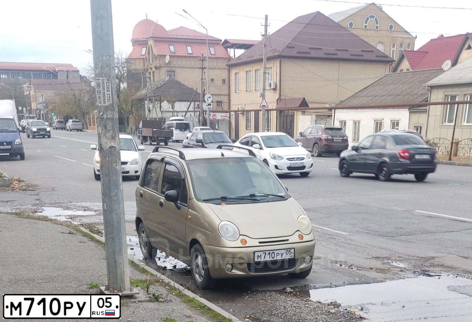 Фото автомобиля DAEWOO MATIZ, 2008 — госномер М710РУ05. Цвет: ПЕСОЧНО-БЕЖЕВЫЙ