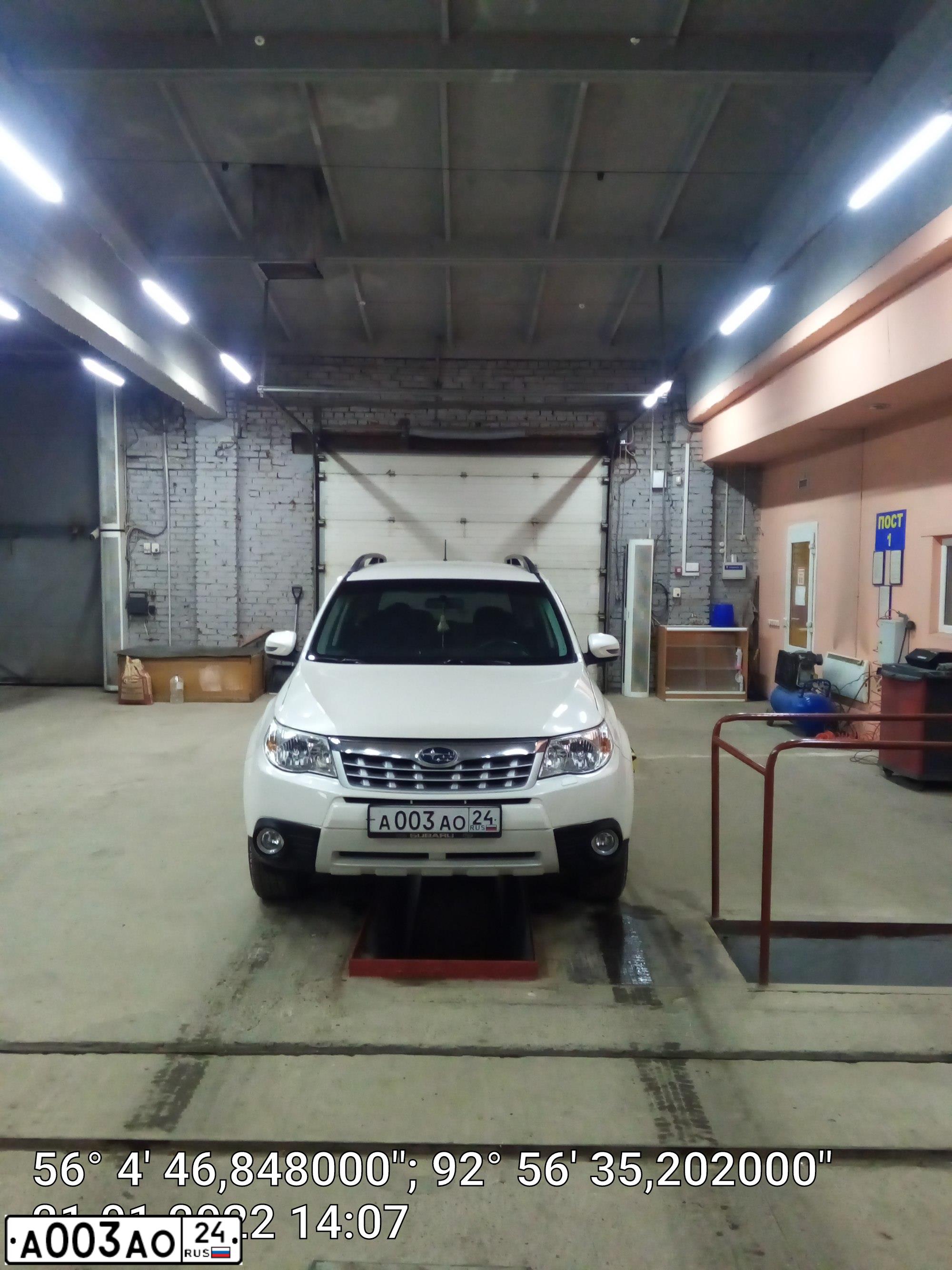 Фото автомобиля SUBARU FORESTER, 2011 — госномер А003АО24. Цвет: Белый