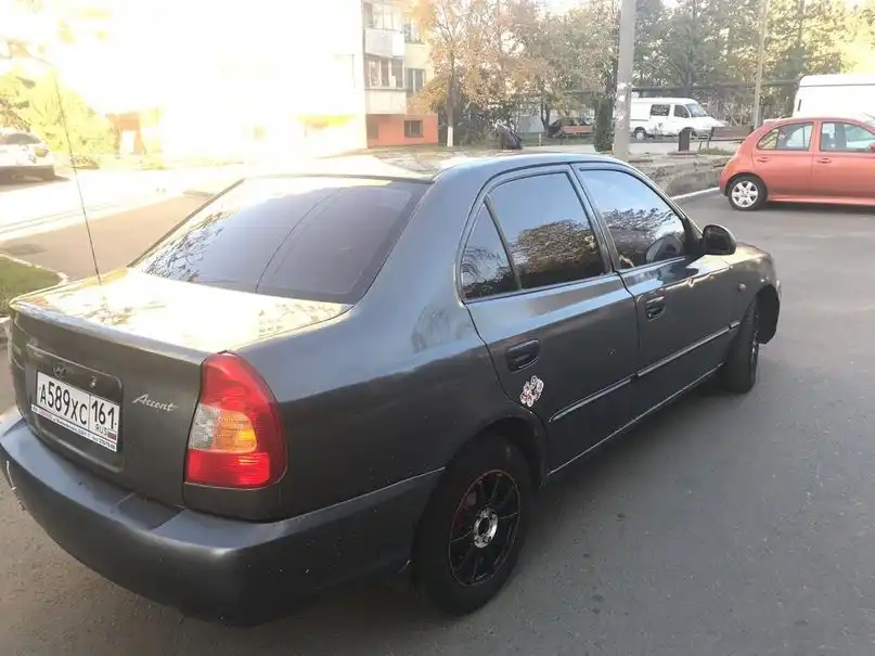 Фото автомобиля TAGAZ ACCENT, 2005 — госномер О850ЕВ761. Цвет: СЕРЫЙ