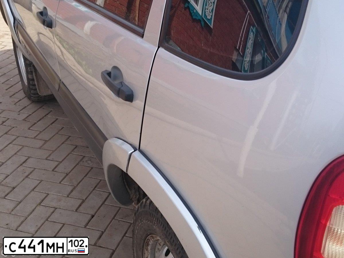 Фото автомобиля CHEVROLET NIVA, 2004 — госномер С441МН102. Цвет: Светло-Серебристый металлик