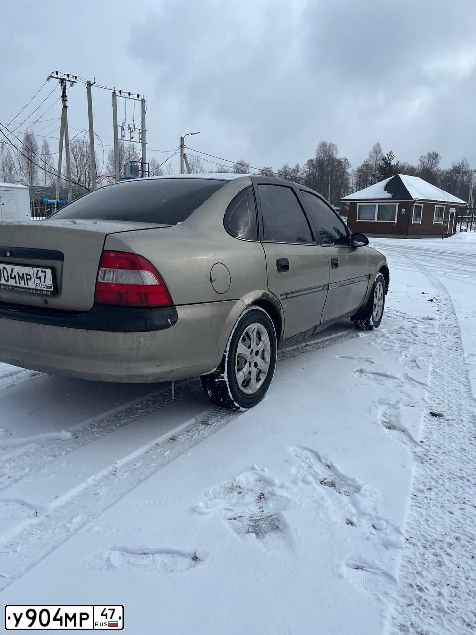 Фото автомобиля OPEL VECTRA, 1996 — госномер У904МР47. Цвет: СЕРЕБРИСТЫЙ