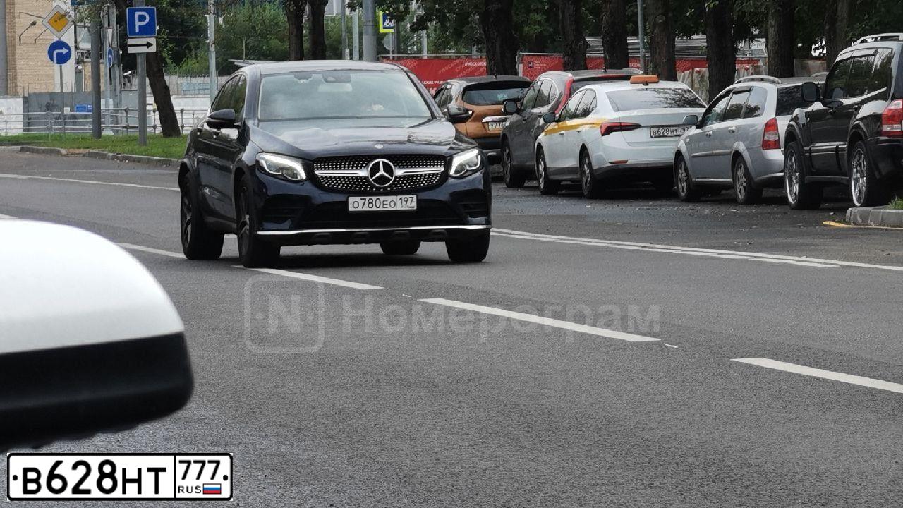 Фото автомобиля HYUNDAI SOLARIS, 2015 — госномер Р168УА799. Цвет: Красный