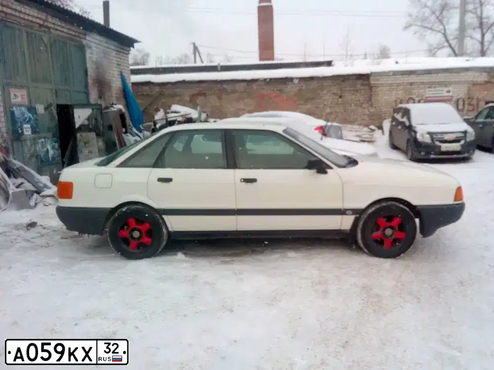 Фото автомобиля AUDI 80, 1990 — госномер О557СО32. Цвет: Белый