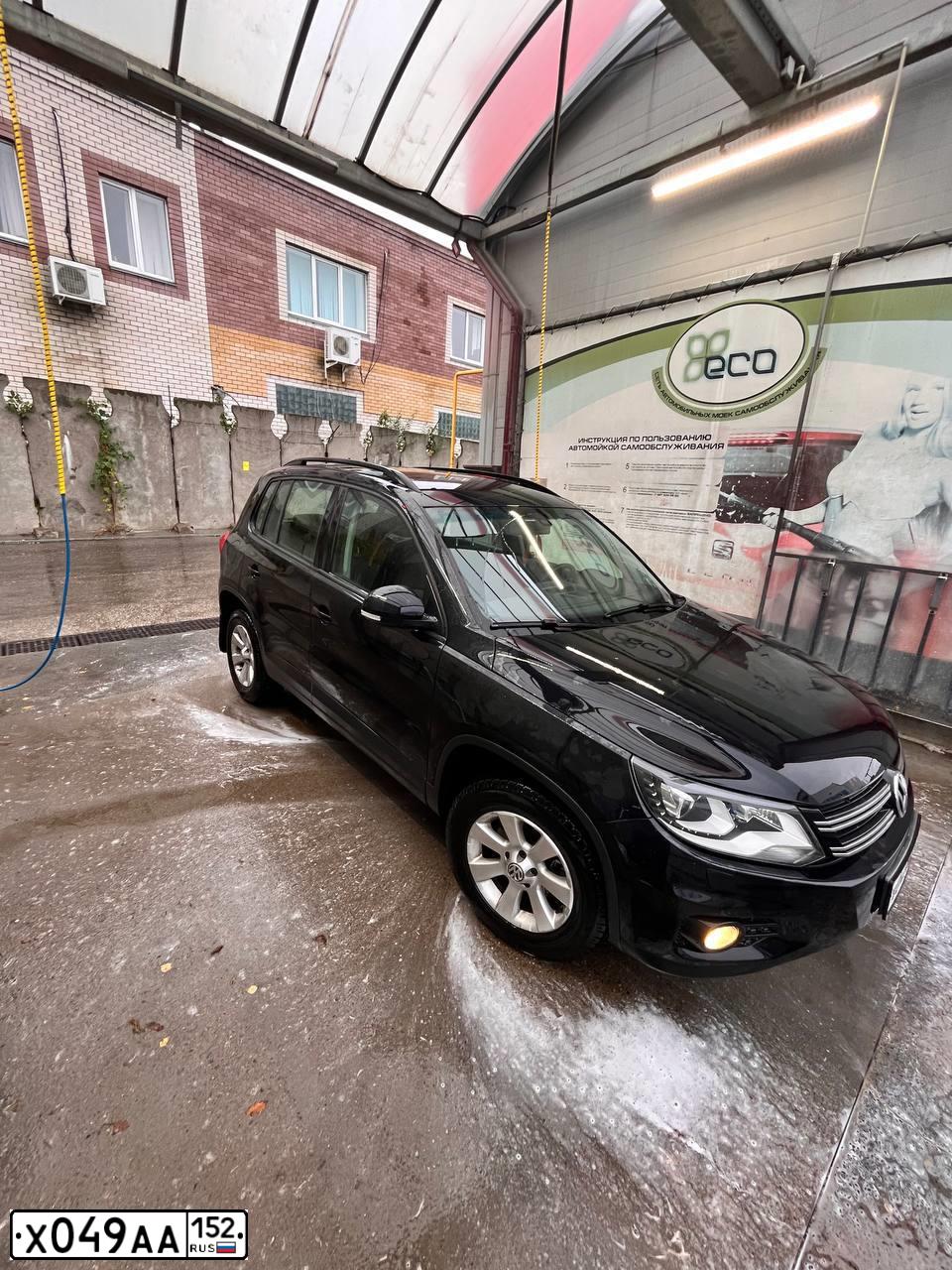 Фото автомобиля VOLKSWAGEN TIGUAN, 2011 — госномер У957ВВ152. Цвет: ЧЕРНЫЙ