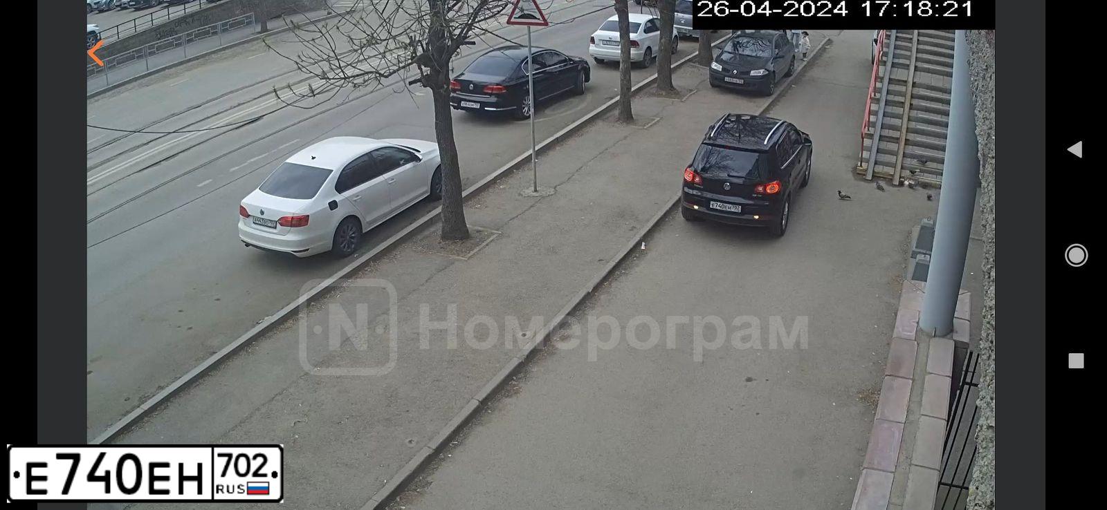 Фото автомобиля VOLKSWAGEN TIGUAN, 2008 — госномер Е740ЕН702. Цвет: ЧЕРНЫЙ