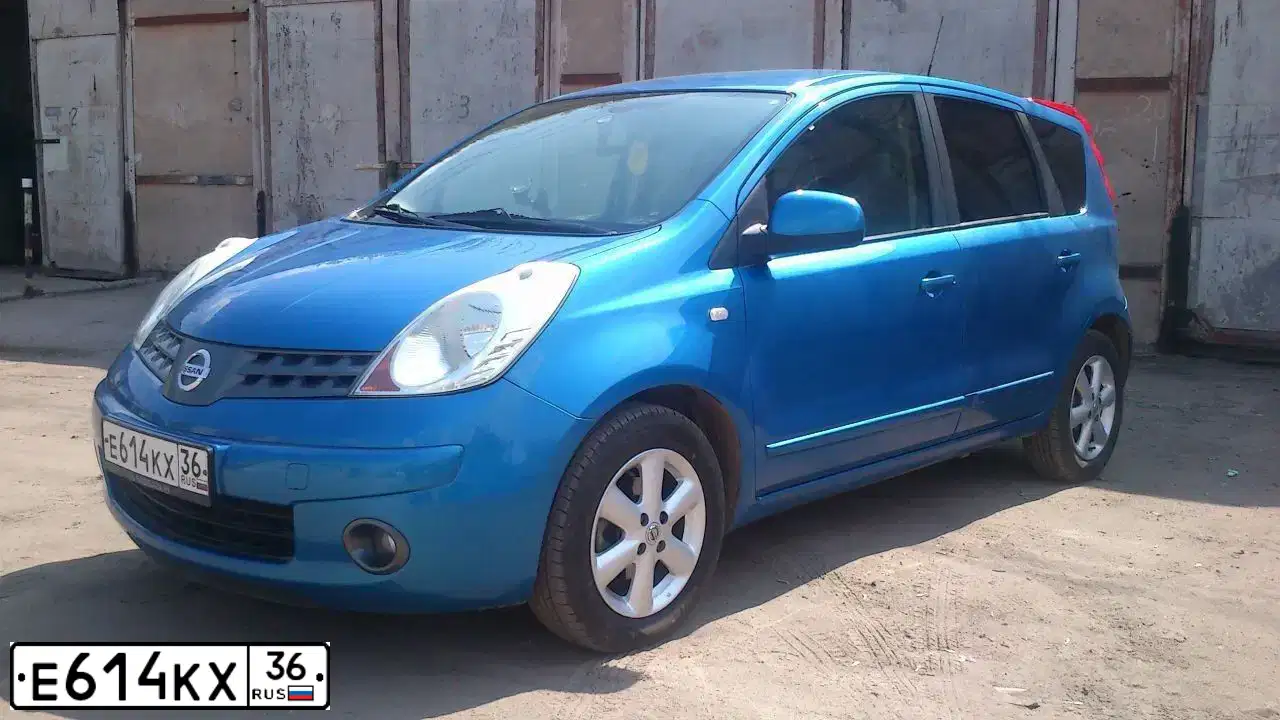 Фото автомобиля NISSAN NOTE, 2008 — госномер Е614КХ36. Цвет: синий