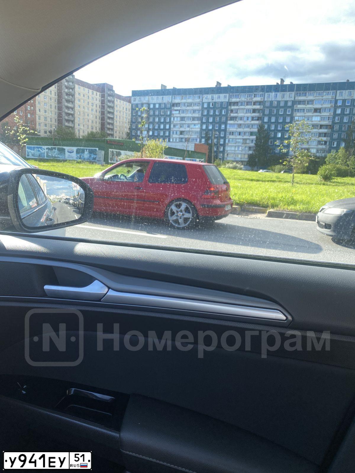 Фото автомобиля VOLKSWAGEN GOLF, 2002 — госномер У941ЕУ51. Цвет: Красный