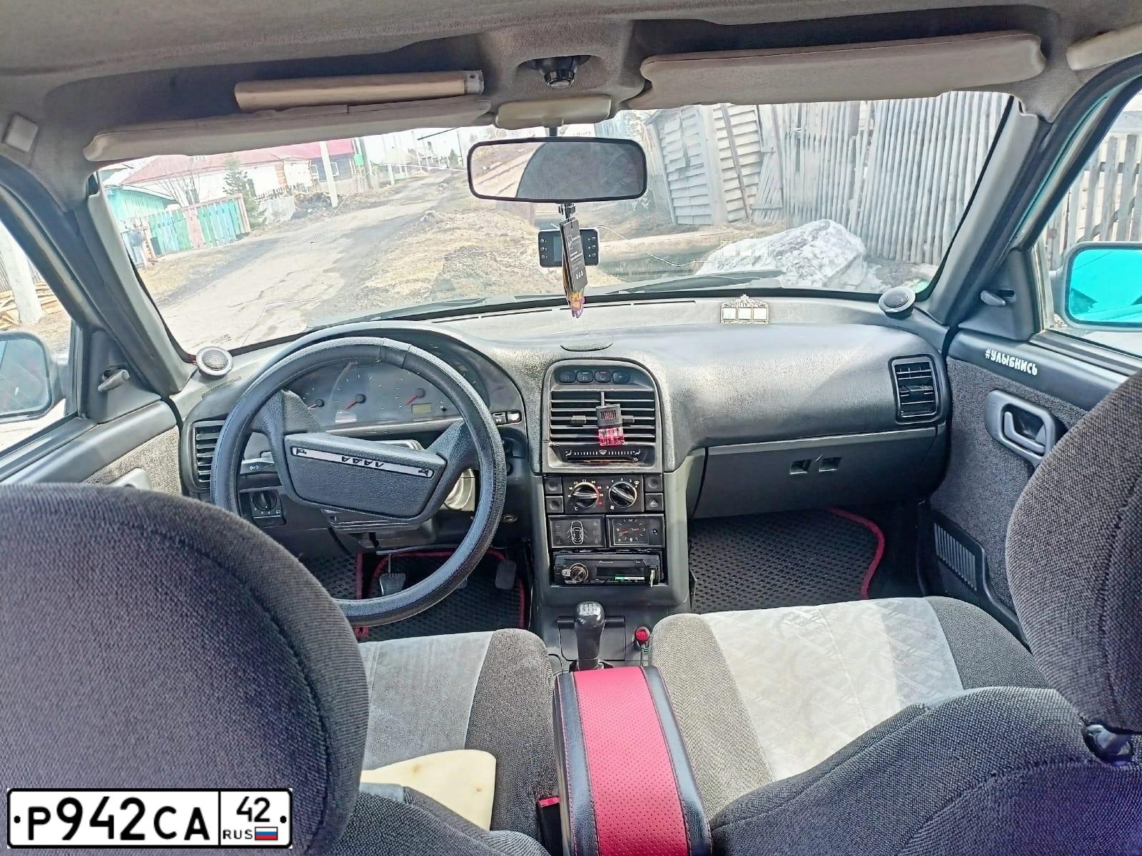 Фото автомобиля LADA 2112, 2004 — госномер Р942СА42. Цвет: СЕРЕБРИСТО-ЖЕЛТЫЙ