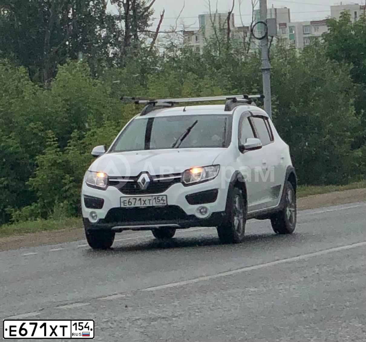 Фото автомобиля RENAULT SANDERO, 2017 — госномер Е671ХТ154. Цвет: БЕЛЫЙ