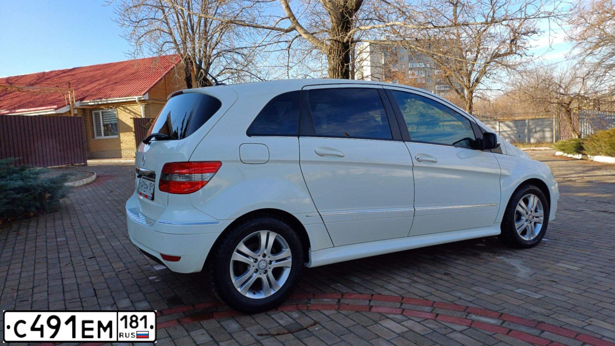 Фото автомобиля MERCEDES-BENZ B 180, 2010 — госномер К326КА180. Цвет: Белый