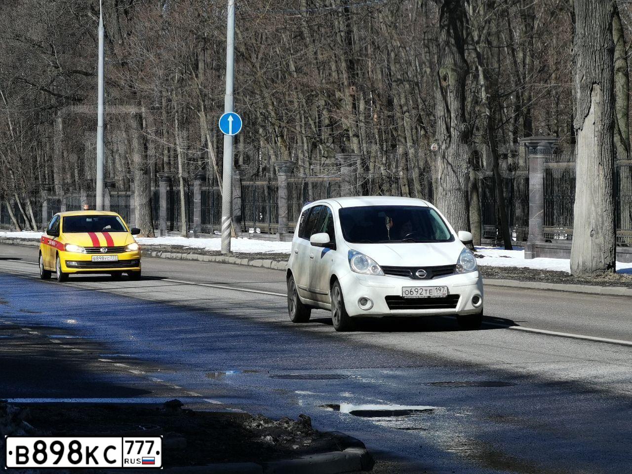 Фото автомобиля RENAULT MEGANE, 2014 — госномер В898КС777. Цвет: КОРИЧНЕВЫЙ ТЕМНЫЙ