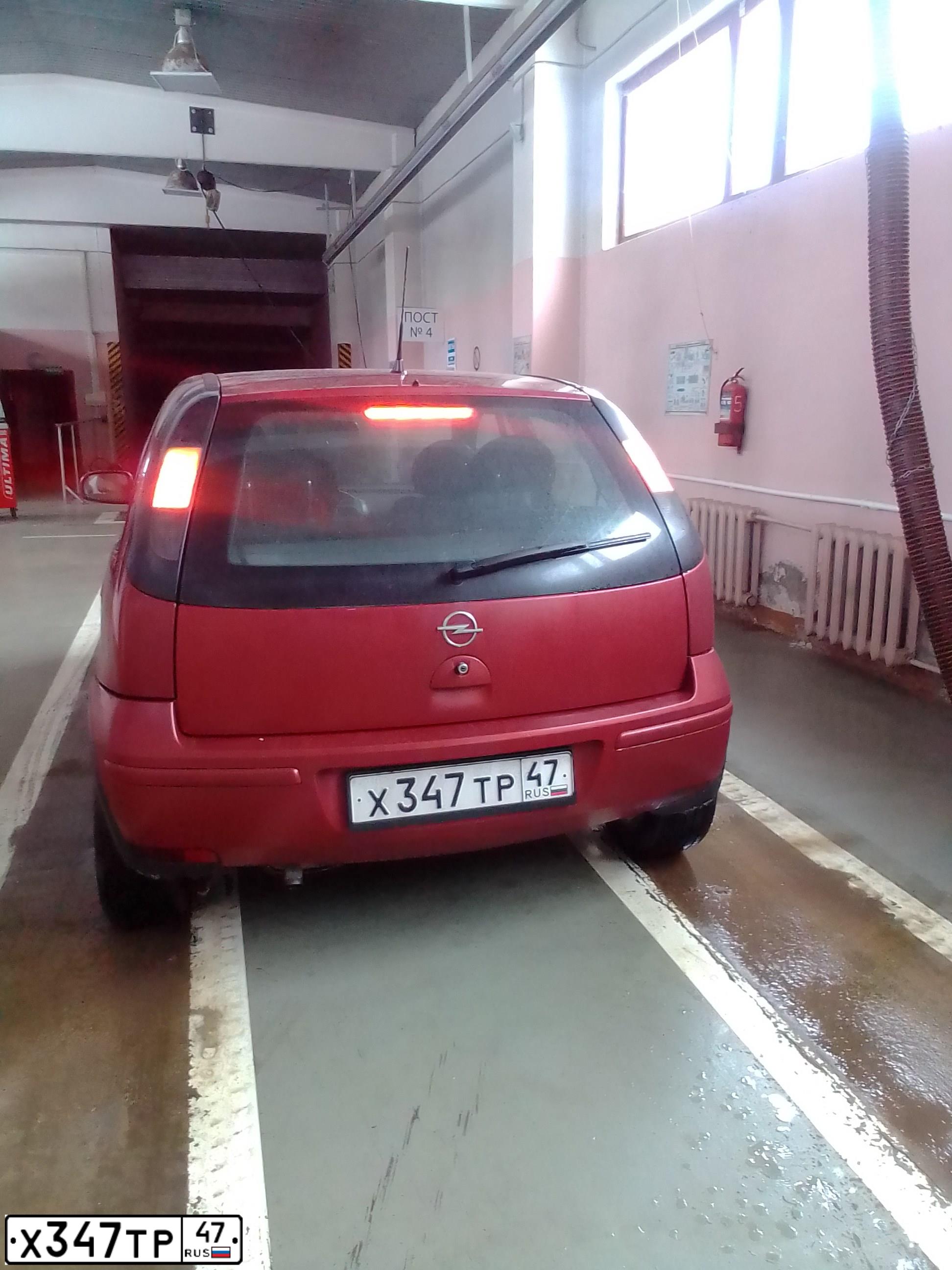 Фото автомобиля OPEL CORSA, 2005 — госномер Х347ТР47. Цвет: ТЕМНО-КРАСНЫЙ