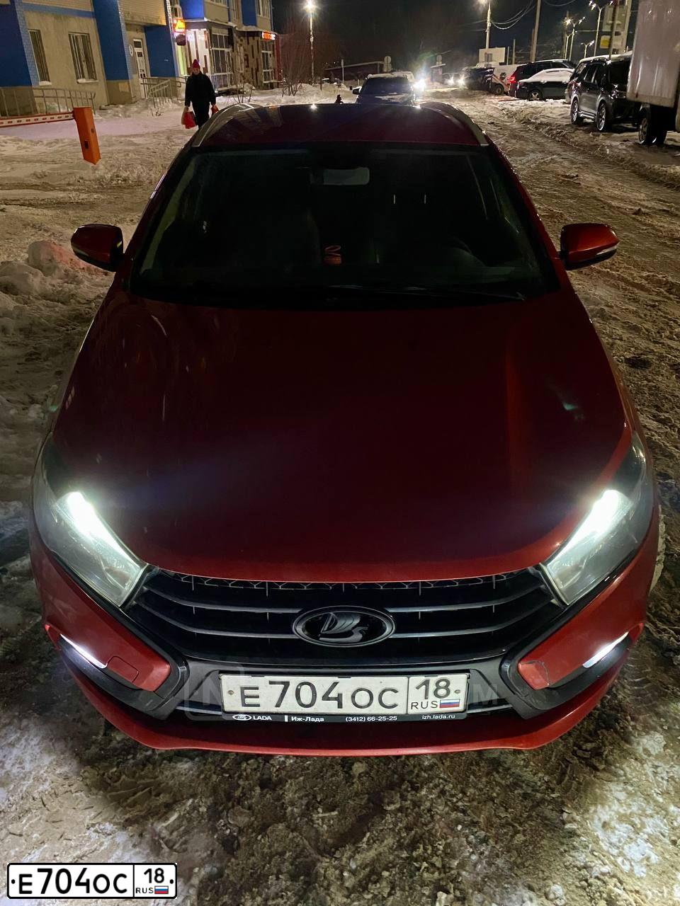 Фото автомобиля LADA VESTA, 2019 — госномер Е704ОС18. Цвет: Красный