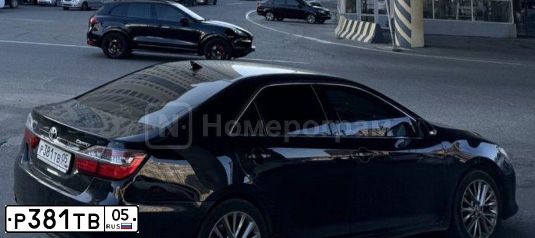 Фото автомобиля TOYOTA CAMRY, 2014 — госномер Р381ТВ05. Цвет: ЧЕРНЫЙ МЕТАЛЛИК