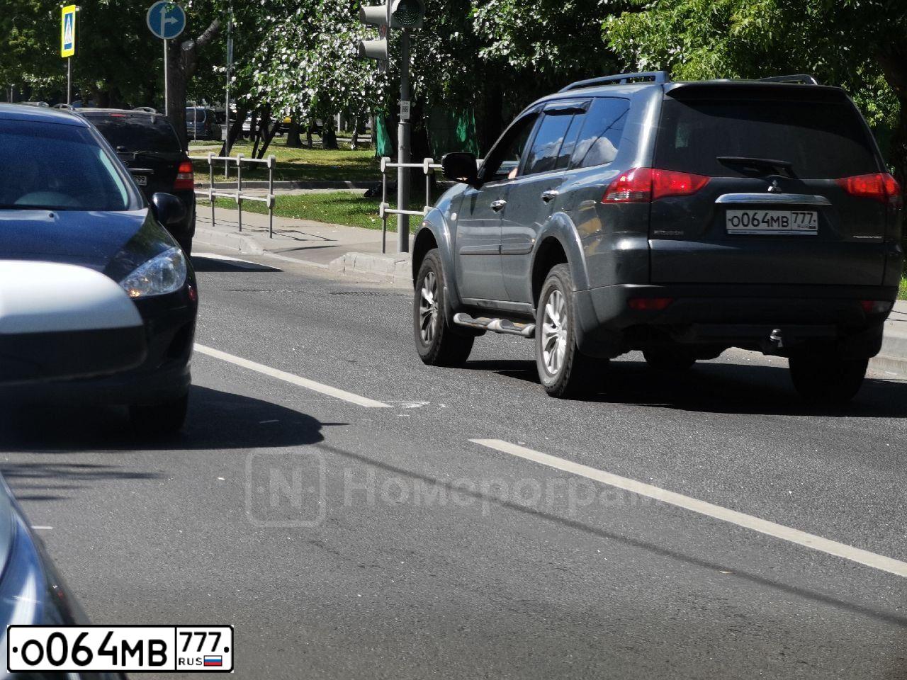 Фото автомобиля MITSUBISHI PAJERO, 2014 — госномер Н414АС185. Цвет: СЕРЫЙ