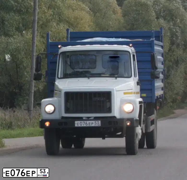 Фото автомобиля GAZ 3309, 2015 — госномер Е076ЕР53. Цвет: Белый