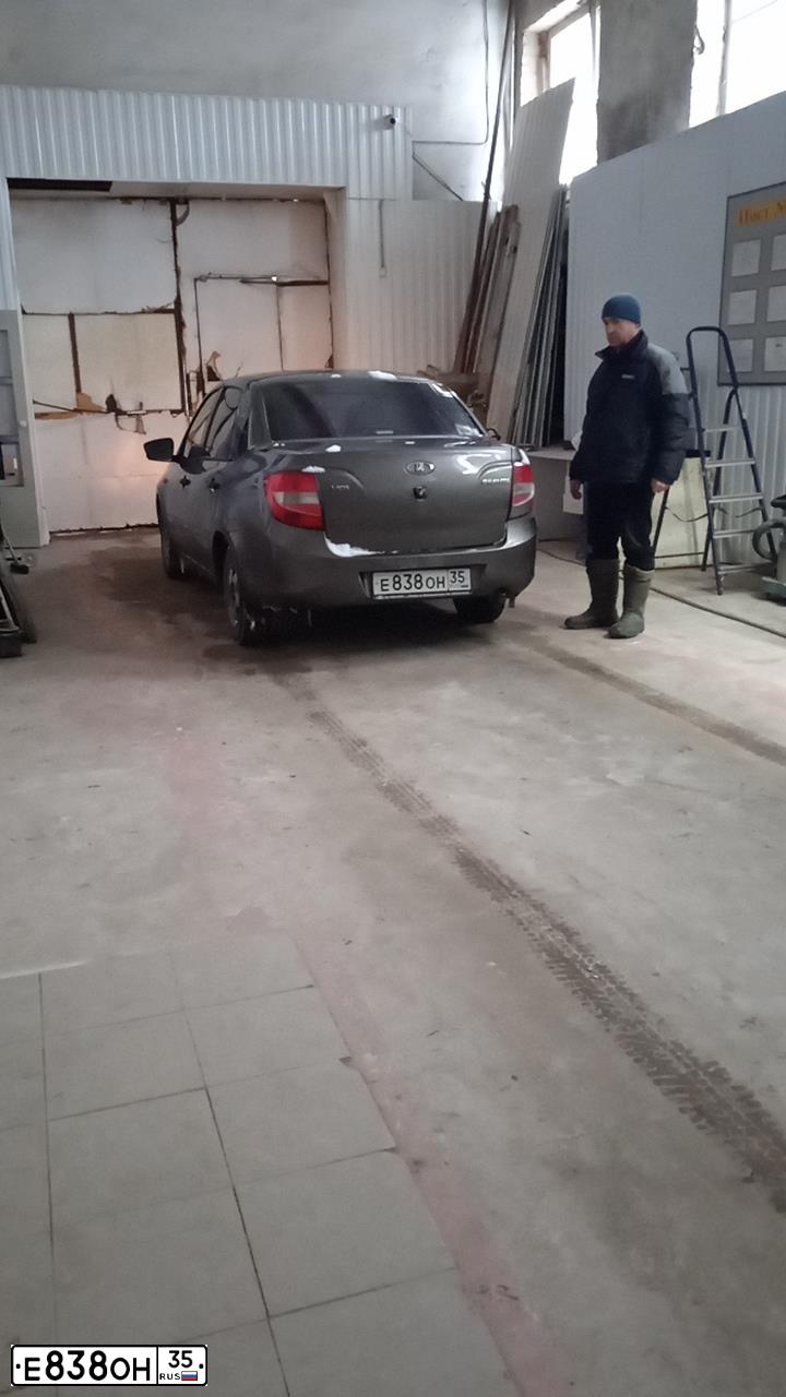 Фото автомобиля VAZ 2190 GRANTA, 2014 — госномер М983УН33. Цвет: Золотисто-коричневый