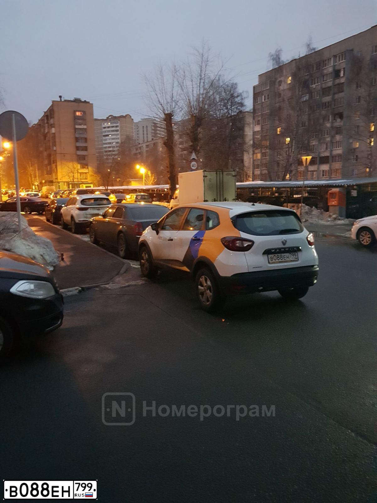 Фото автомобиля RENAULT KAPTUR, 2018 — госномер В088ЕН799. Цвет: Белый