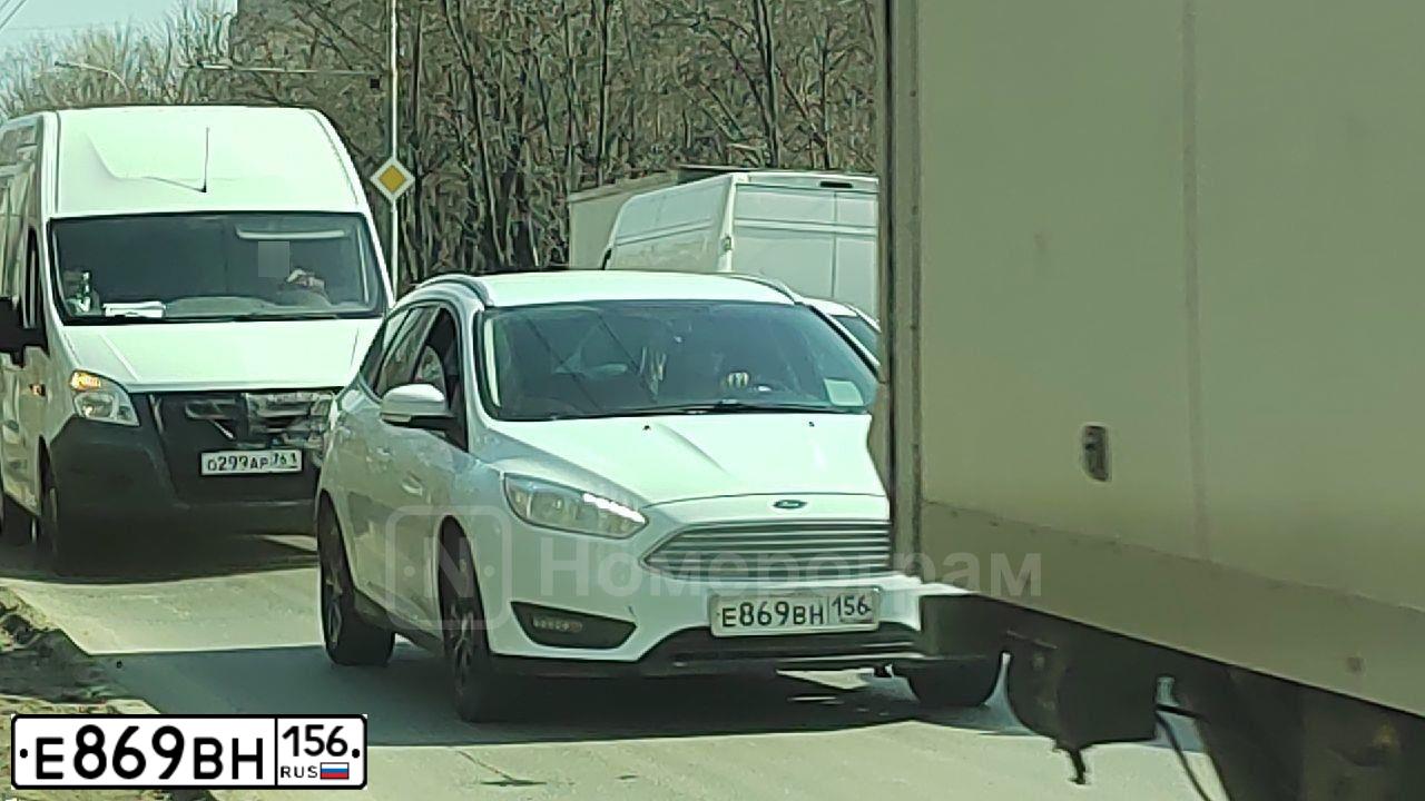 Фото автомобиля FORD FOCUS, 2018 — госномер Е869ВН156. Цвет: Белый