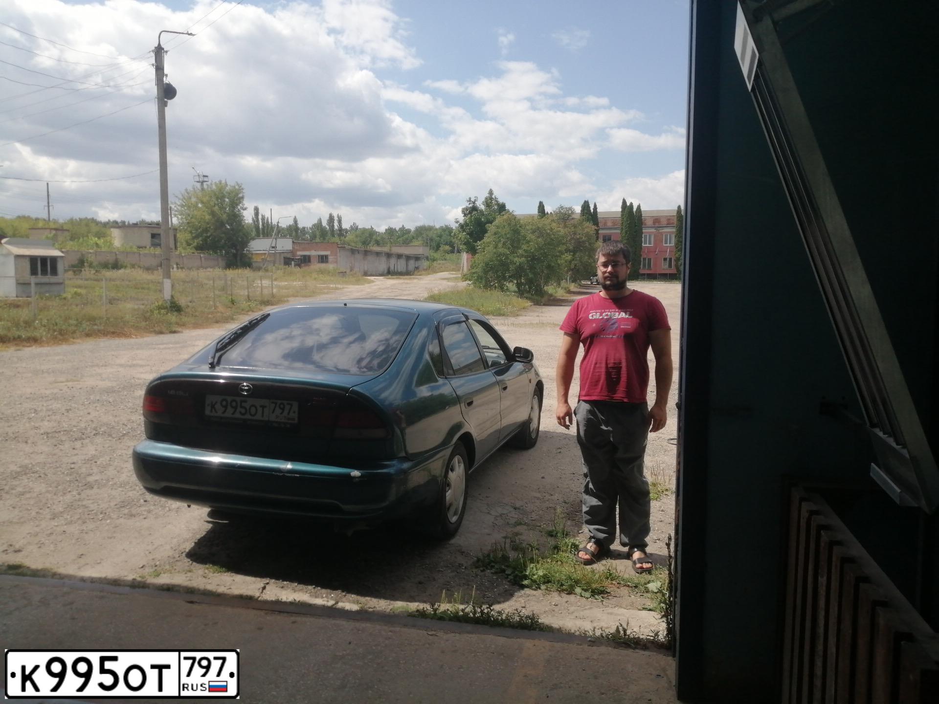 Фото автомобиля TOYOTA COROLLA, 1993 — госномер М002УТ99. Цвет: синий
