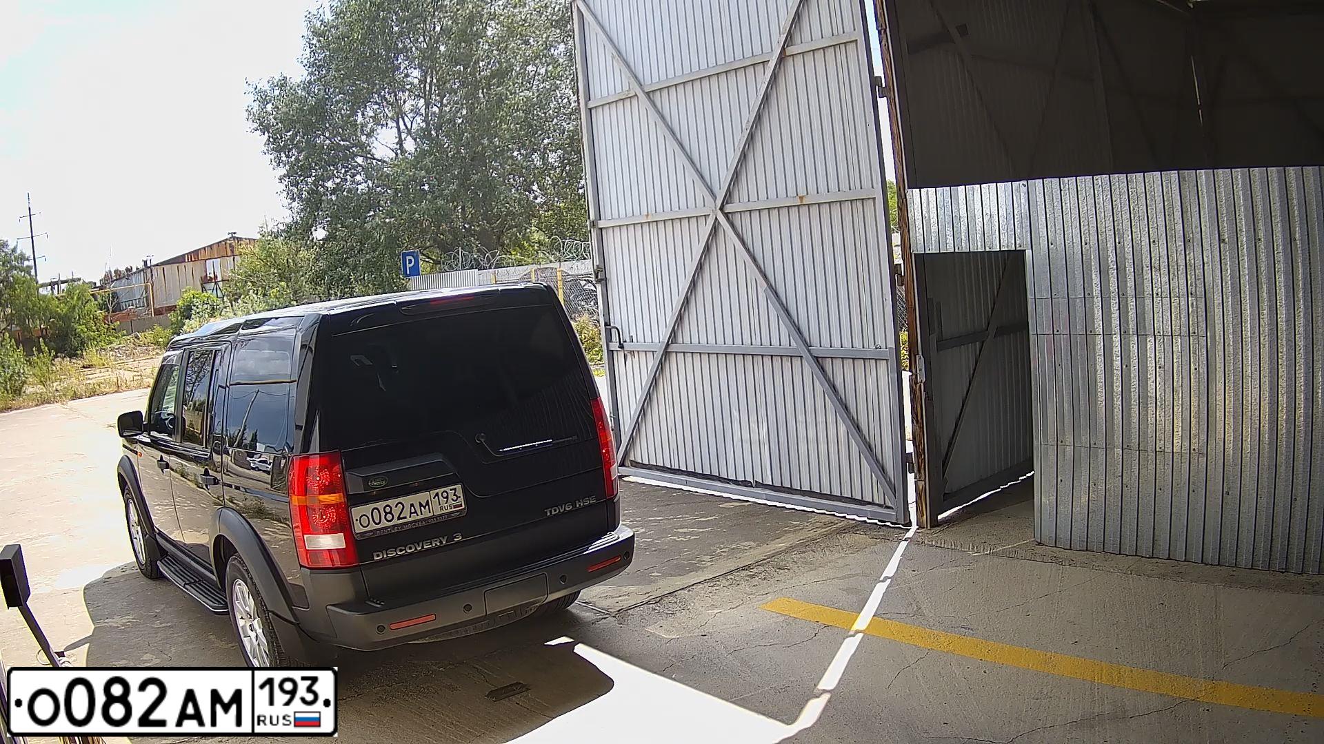 Фото автомобиля LANDROVER DISCOVERY, 2008 — госномер С111ЕН30. Цвет: ЧЕРНЫЙ