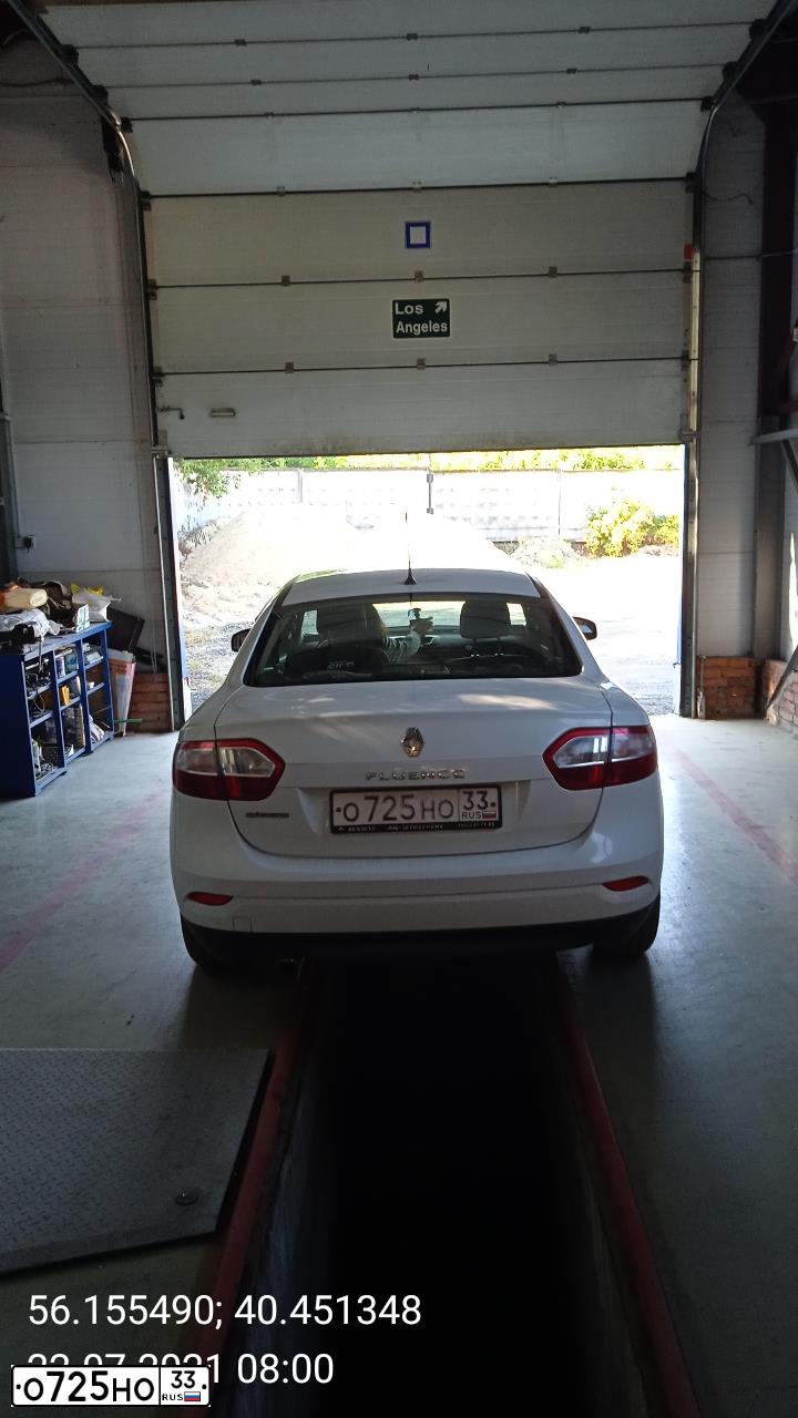Фото автомобиля RENAULT FLUENCE, 2015 — госномер О725НО33. Цвет: БЕЛЫЙ