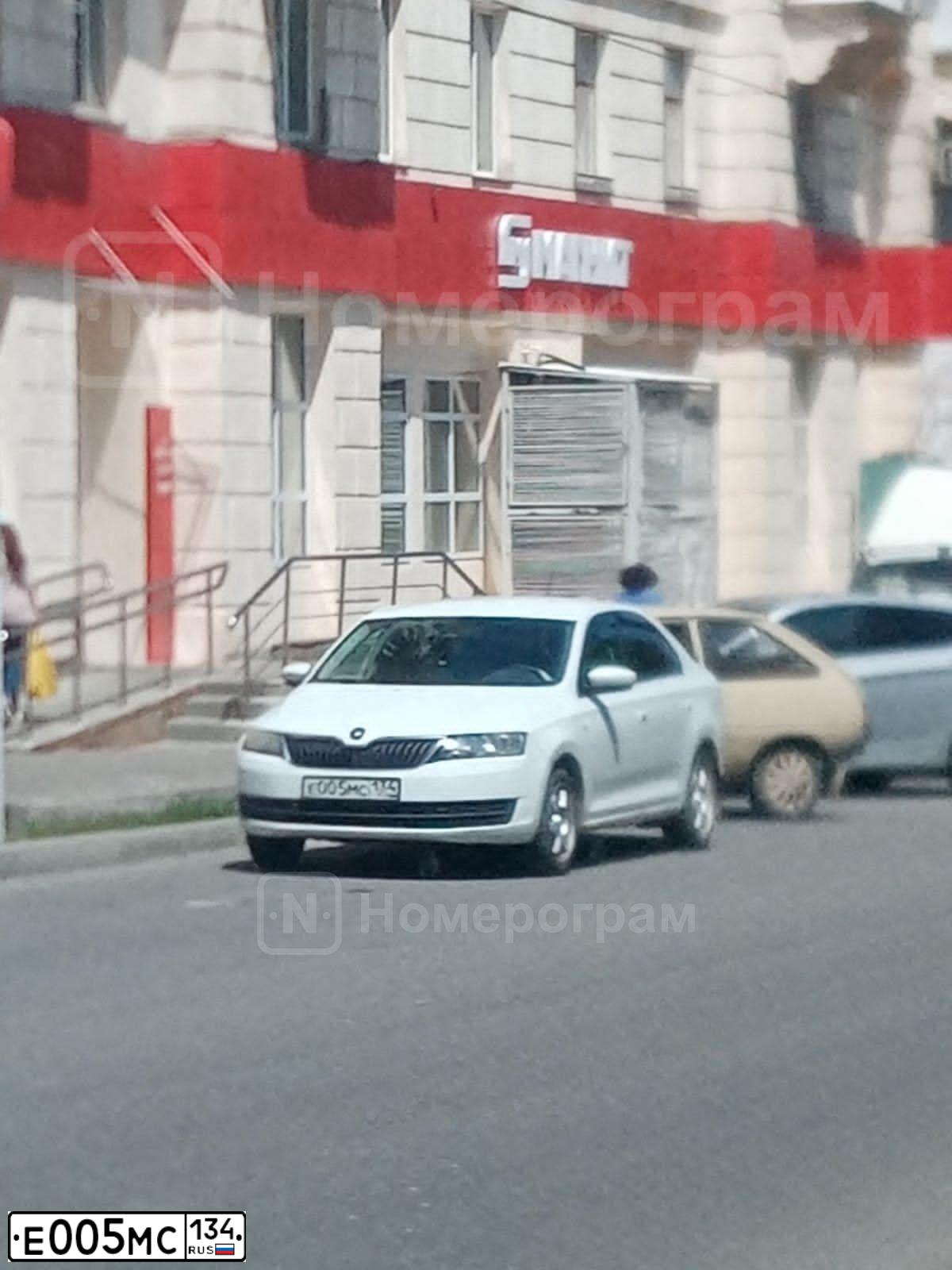 Фото автомобиля SKODA RAPID, 2015 — госномер Е005МС134. Цвет: Белый