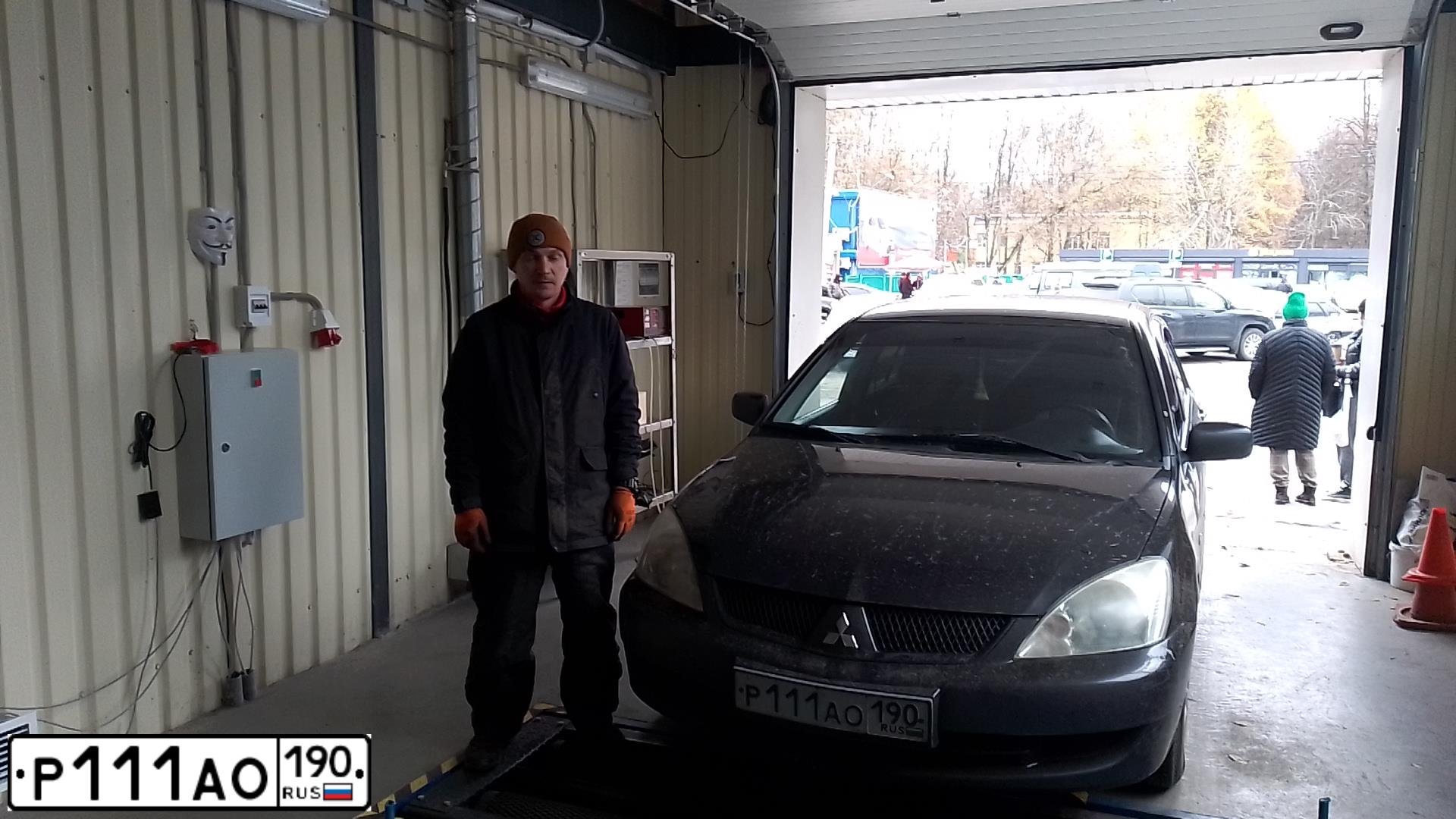 Фото автомобиля MITSUBISHI CARISMA, 2000 — госномер Р111АО190. Цвет: БЕЛЫЙ