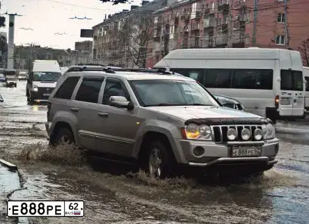 Фото автомобиля JEEP GRAND CHEROKEE, 2005 — госномер Е888РЕ62. Цвет: СЕРЕБРИСТЫЙ