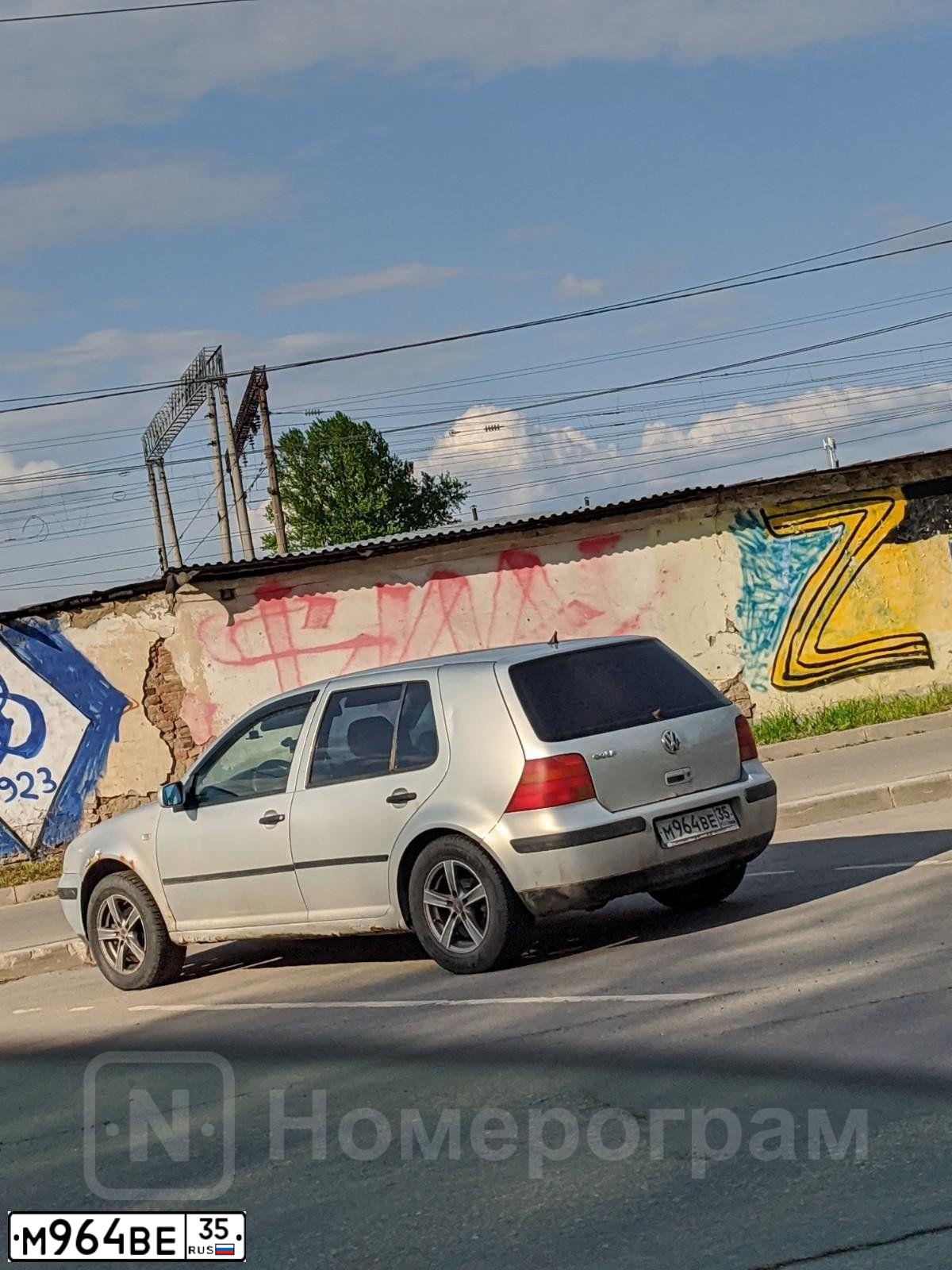 Фото автомобиля VOLKSWAGEN GOLF, 1998 — госномер В394ХА76. Цвет: СЕРЫЙ