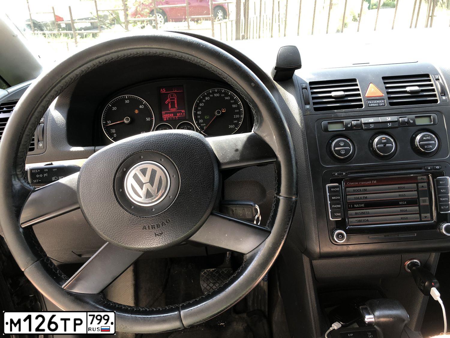 Фото автомобиля VOLKSWAGEN TOURAN, 2005 — госномер Р757ЕО797. Цвет: ЧЕРНЫЙ