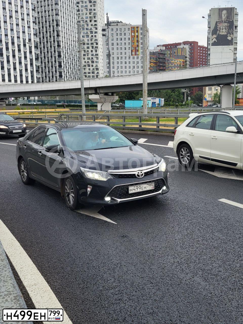 Фото автомобиля TOYOTA CAMRY, 2018 — госномер Н499ЕН799. Цвет: ЧЕРНЫЙ МЕТАЛЛИК