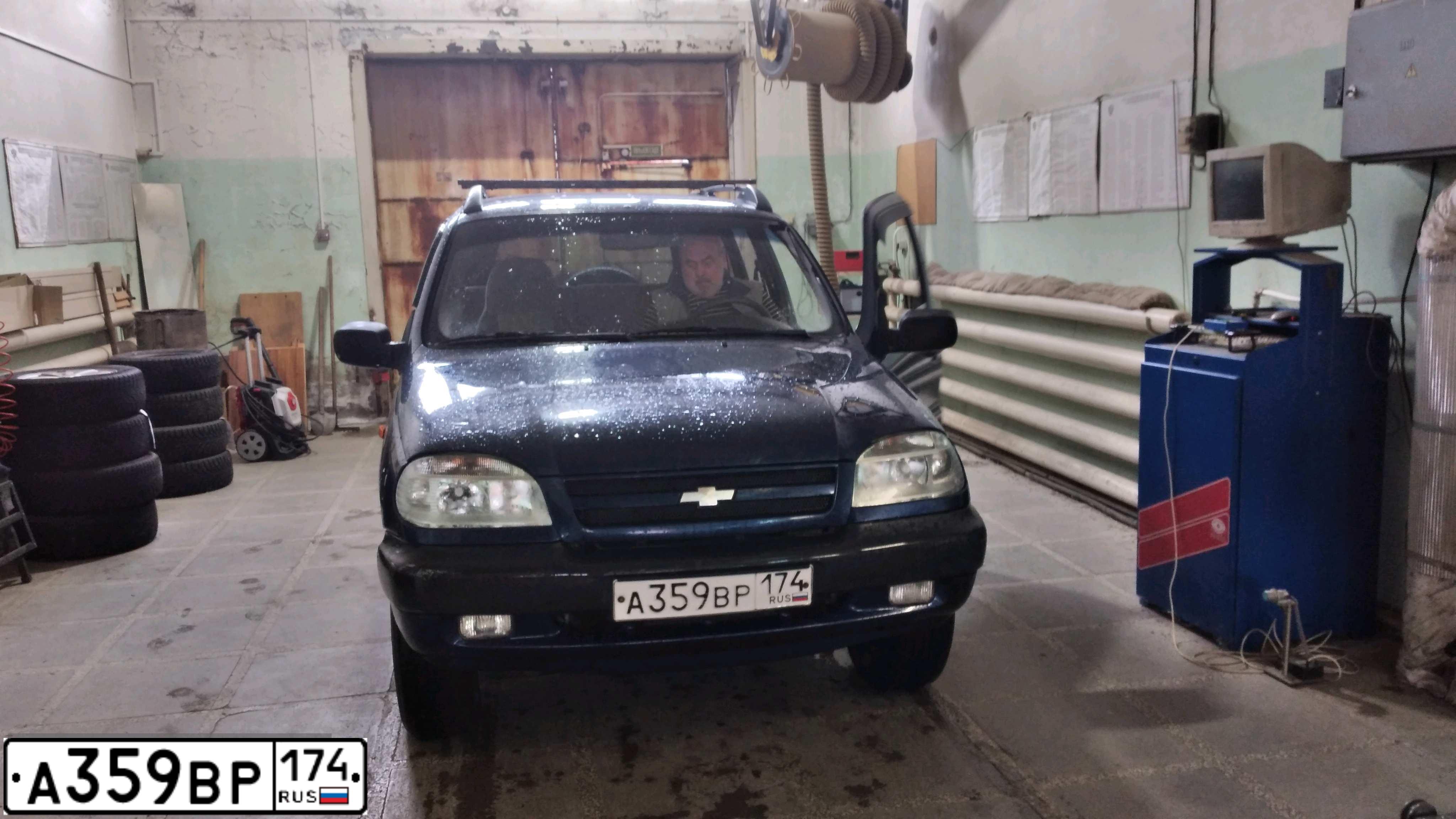 Фото автомобиля CHEVROLET NIVA, 2008 — госномер В378КУ774. Цвет: синий