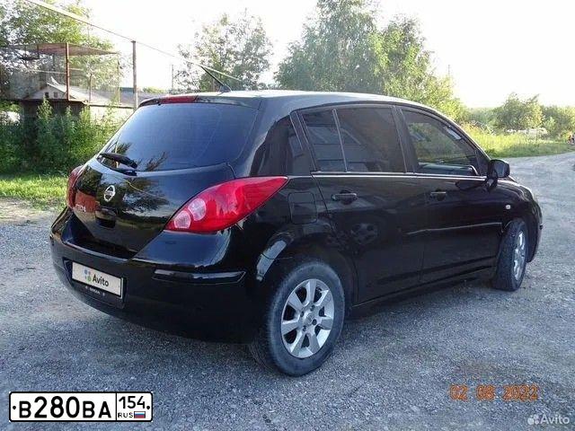 Фото автомобиля NISSAN TIIDA, 2011 — госномер В526РР122. Цвет: ЧЕРНЫЙ