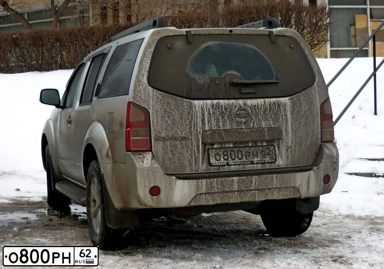 Фото автомобиля NISSAN PATHFINDER, 2012 — госномер Т401АО977. Цвет: Серебристый