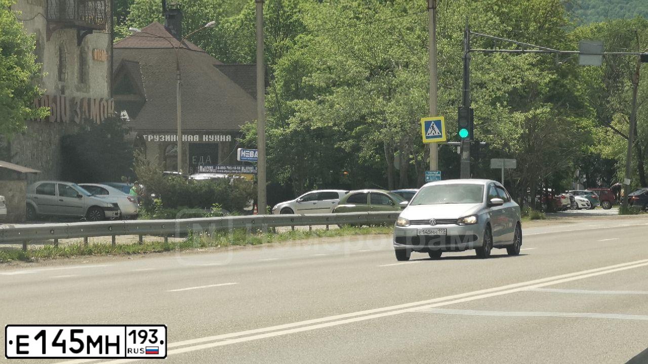 Фото автомобиля VOLKSWAGEN POLO, 2014 — госномер Е145МН193. Цвет: Серебристый