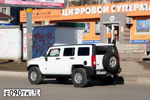 Фото автомобиля HUMMER H3, 2006 — госномер Е090ТК32. Цвет: БЕЛЫЙ