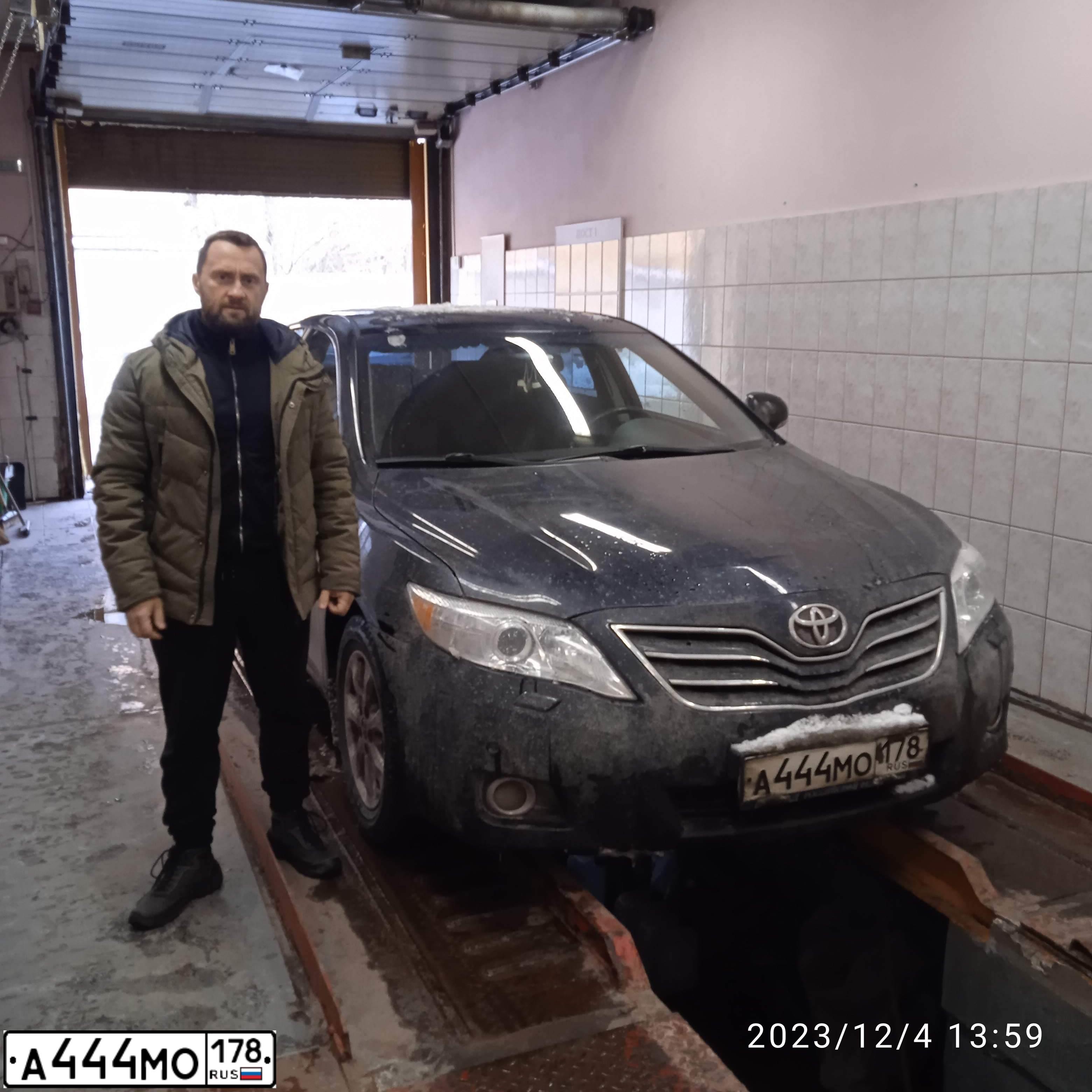 Фото автомобиля TOYOTA CAMRY, 2010 — госномер С057НК198. Цвет: ЧЕРНЫЙ