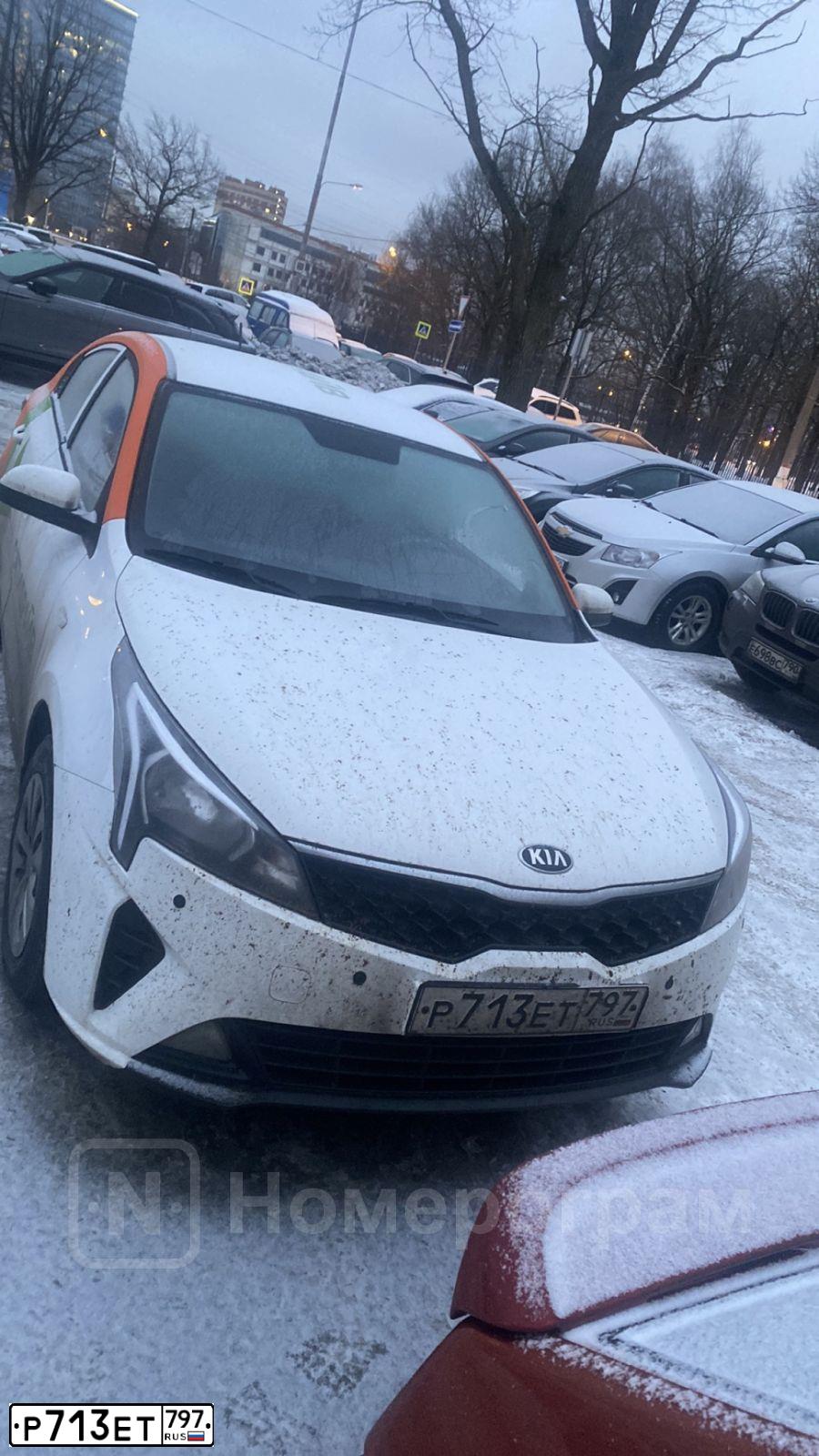 Фото автомобиля KIA RIO, 2021 — госномер Р713ЕТ797. Цвет: Белый