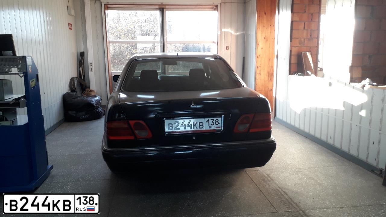Фото автомобиля MERCEDES E-KLASSE, 1998 — госномер Р005АС124. Цвет: ЧЕРНЫЙ