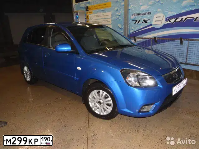 Фото автомобиля KIA RIO, 2010 — госномер М299КР190. Цвет: СИНИЙ