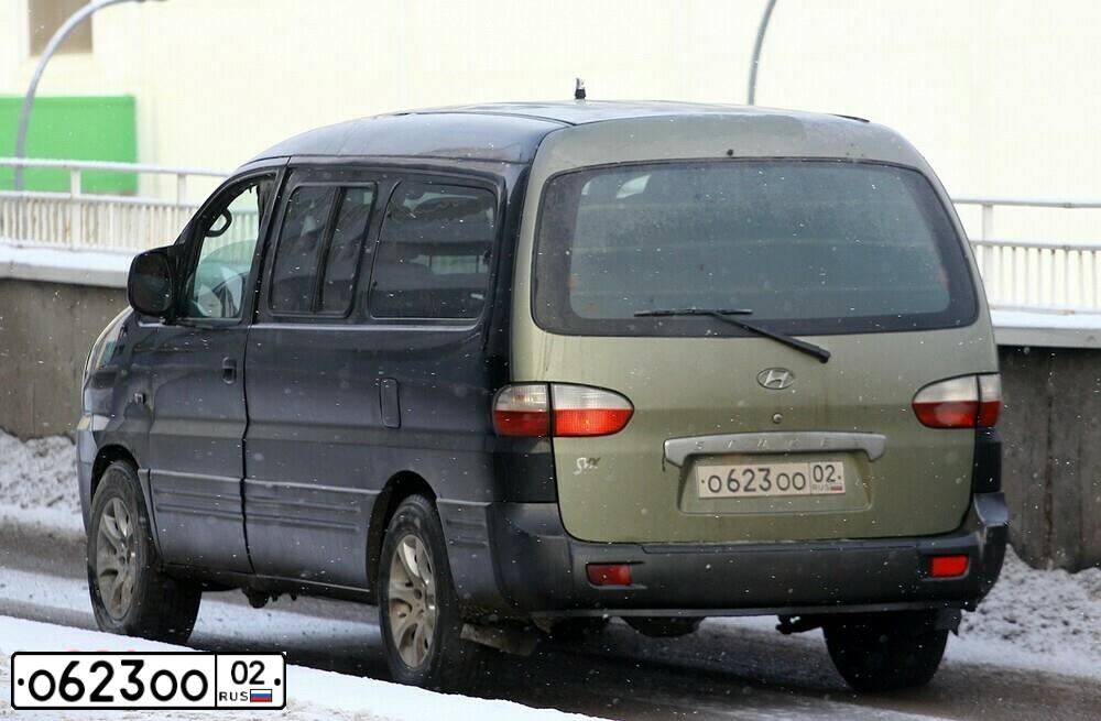 Фото автомобиля HYUNDAI H 1/H 100/STAREX, 2005 — госномер О623ОО02. Цвет: ЧЕРНЫЙ