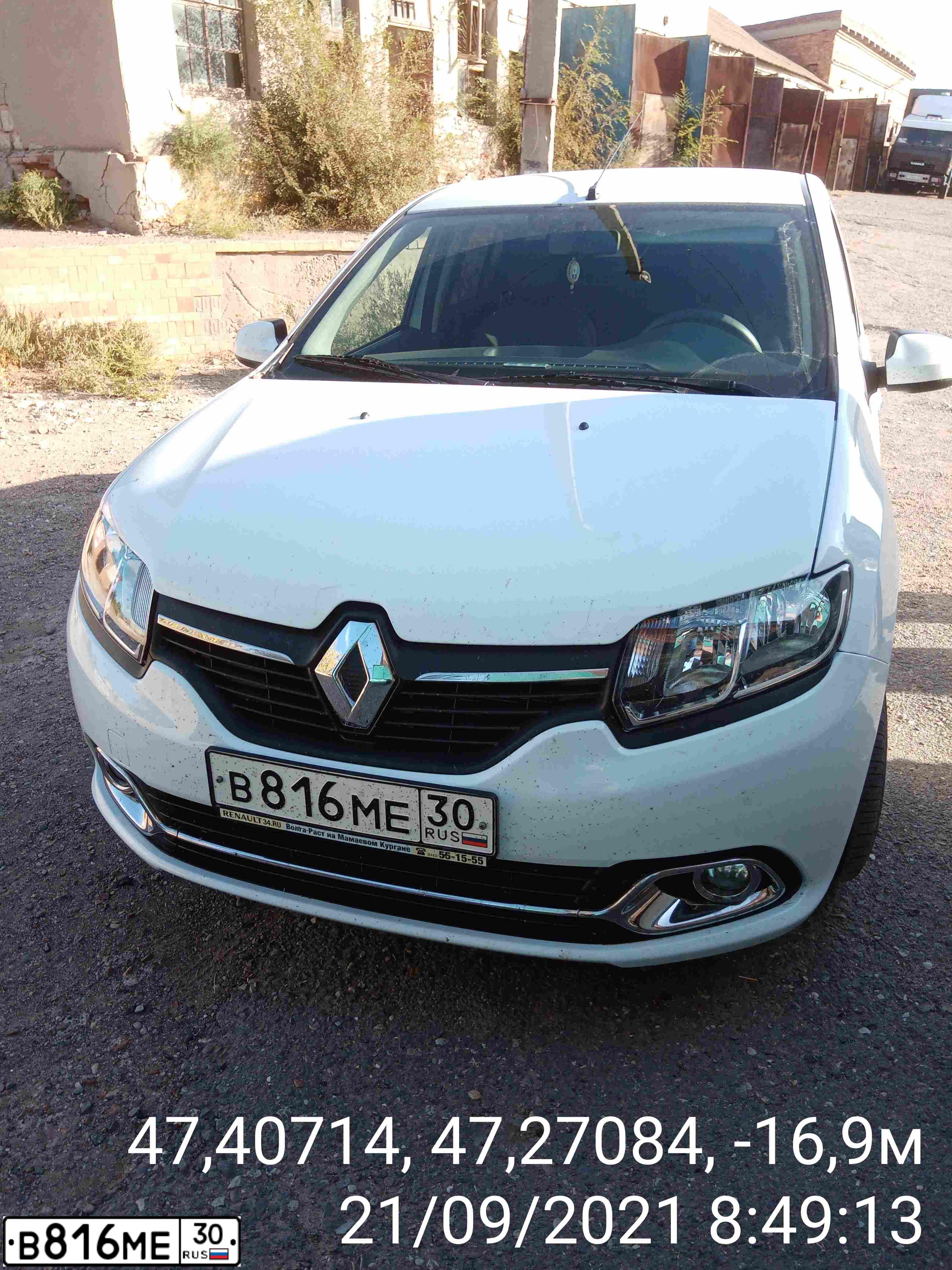 Фото автомобиля RENAULT LOGAN, 2014 — госномер В816МЕ30. Цвет: БЕЛЫЙ
