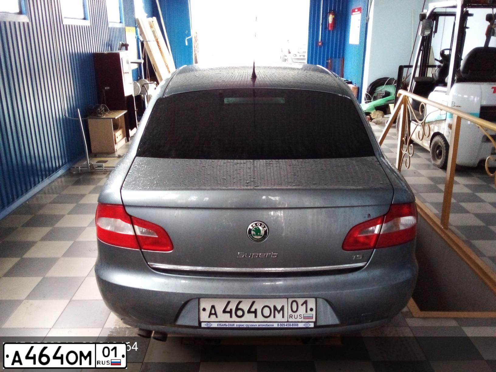 Фото автомобиля SKODA SUPERB, 2009 — госномер А464ОМ01. Цвет: СЕРЫЙ