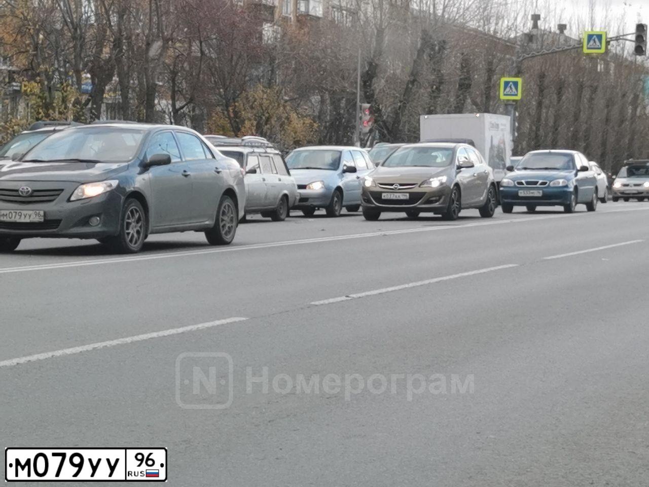 Фото автомобиля TOYOTA COROLLA, 2008 — госномер Т227РВ196. Цвет: СЕРЫЙ
