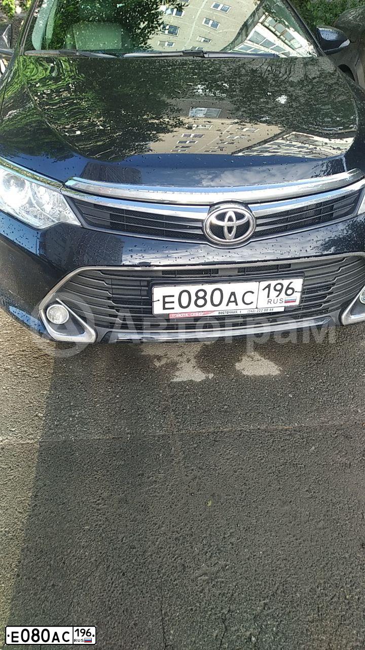 Фото автомобиля TOYOTA CAMRY, 2015 — госномер Е080АС196. Цвет: ЧЕРНЫЙ