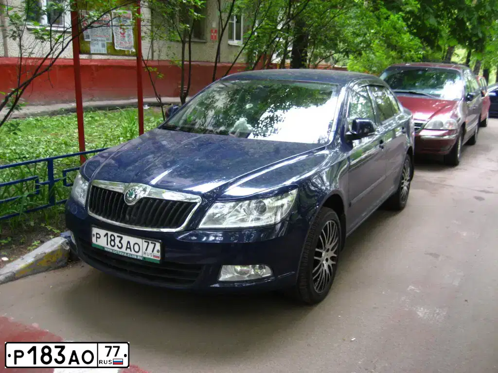 Фото автомобиля SKODA OCTAVIA, 2012 — госномер Р183АО77. Цвет: СИНИЙ ТЕМНЫЙ
